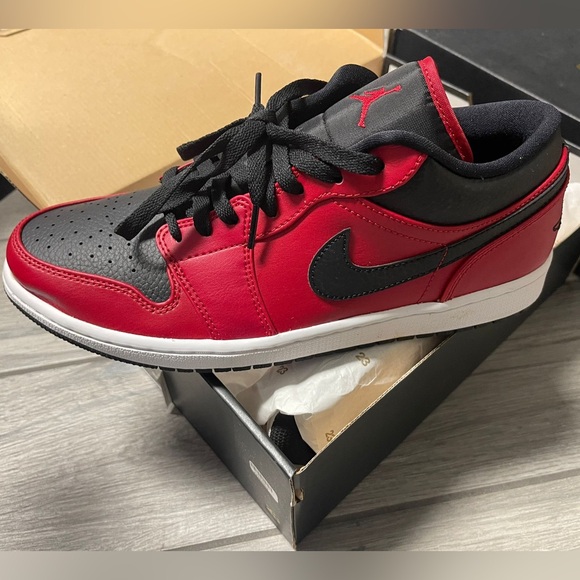 AIR JORDAN 1LOW - Picture 1 of 4
